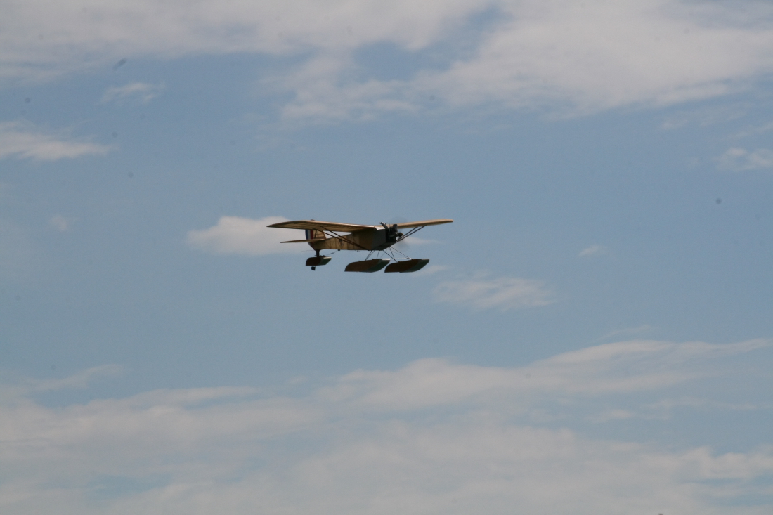 float-fly-20090020