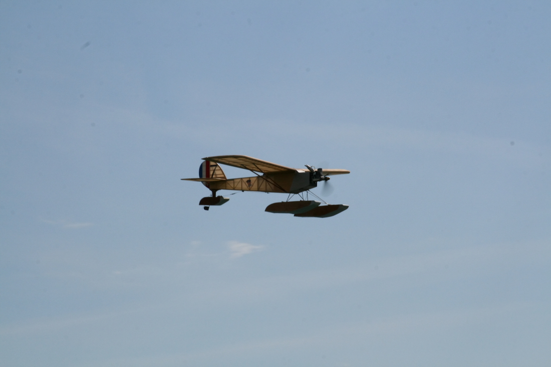 float-fly-20090021