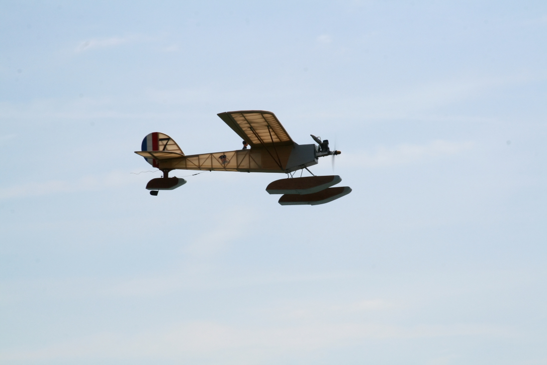 float-fly-20090022