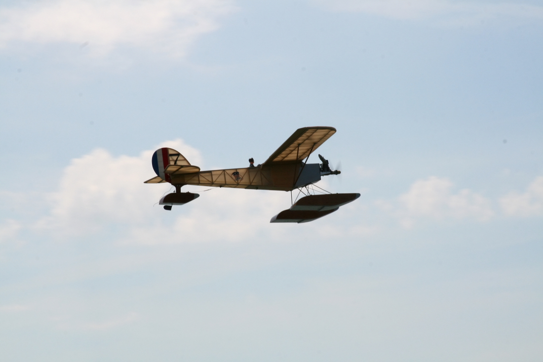 float-fly-20090023