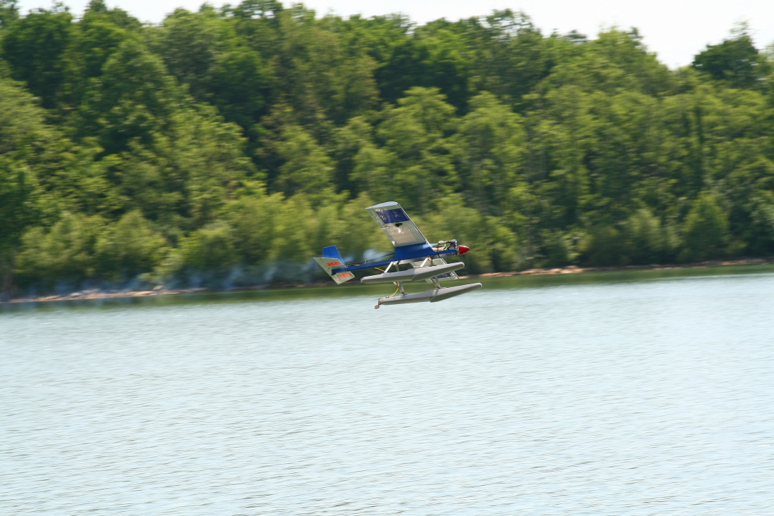 float-fly-20090027