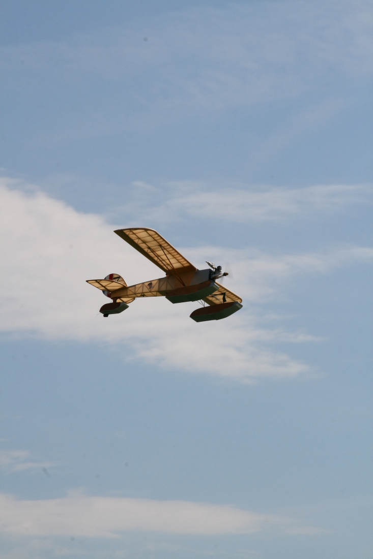 float-fly-20090030