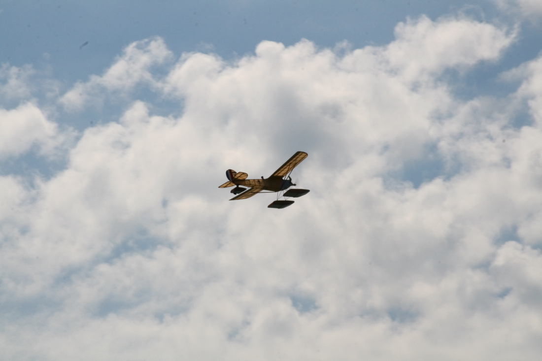 float-fly-20090034