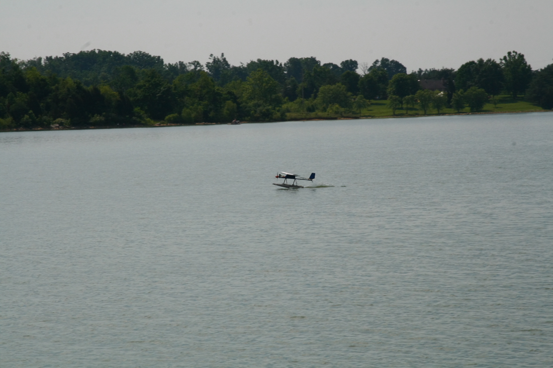 float-fly-20090036