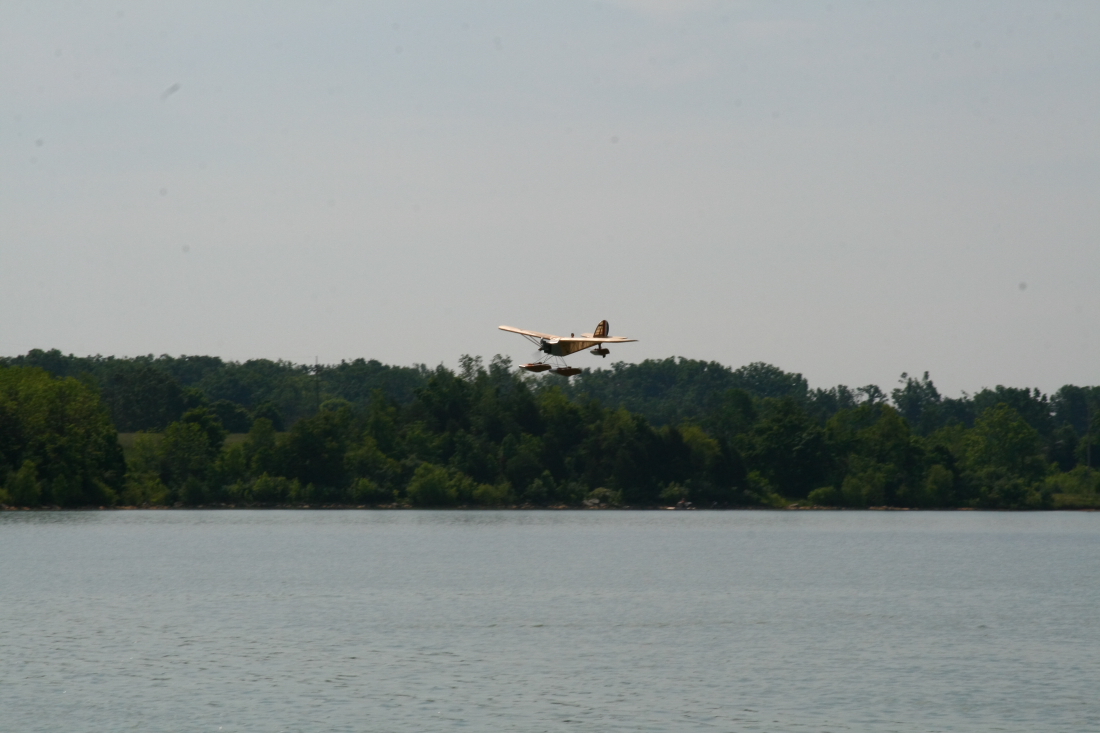 float-fly-20090037