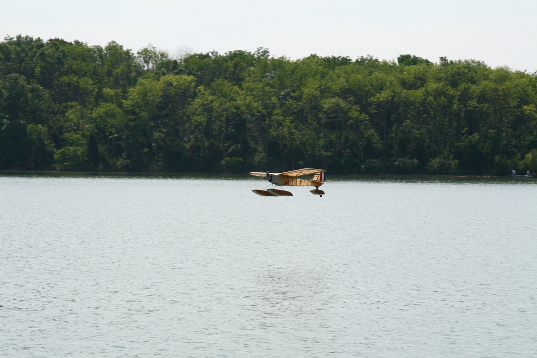 float-fly-20090038