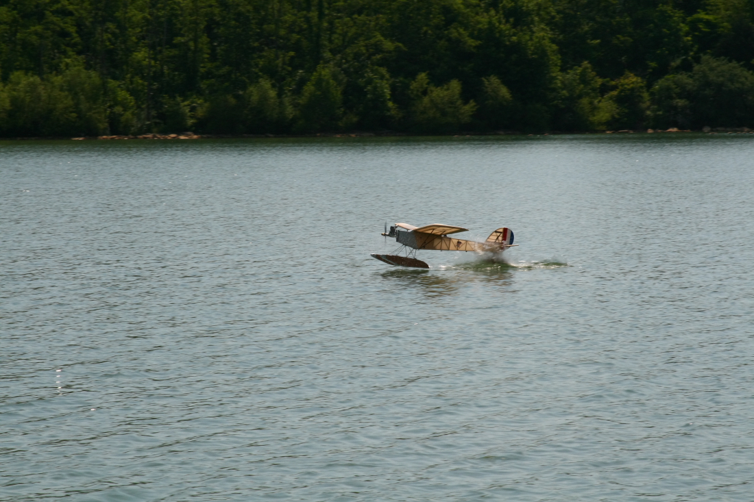 float-fly-20090039
