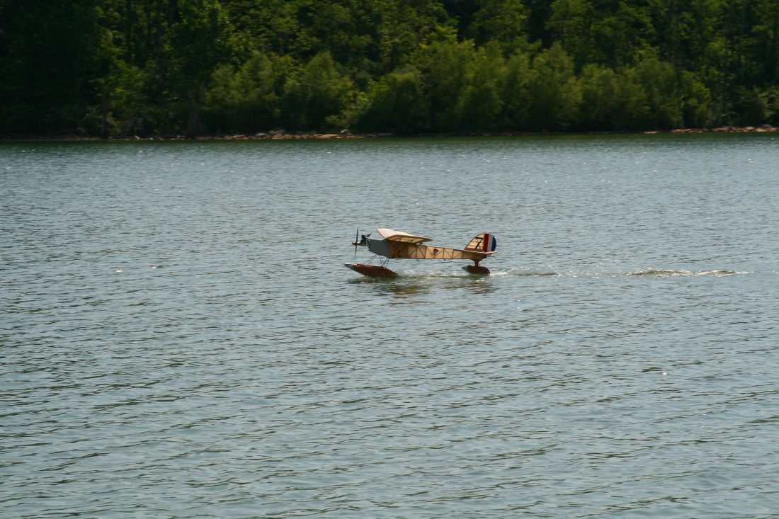 float-fly-20090040