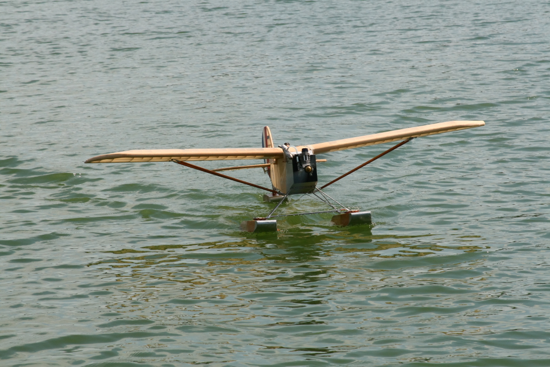 float-fly-20090041