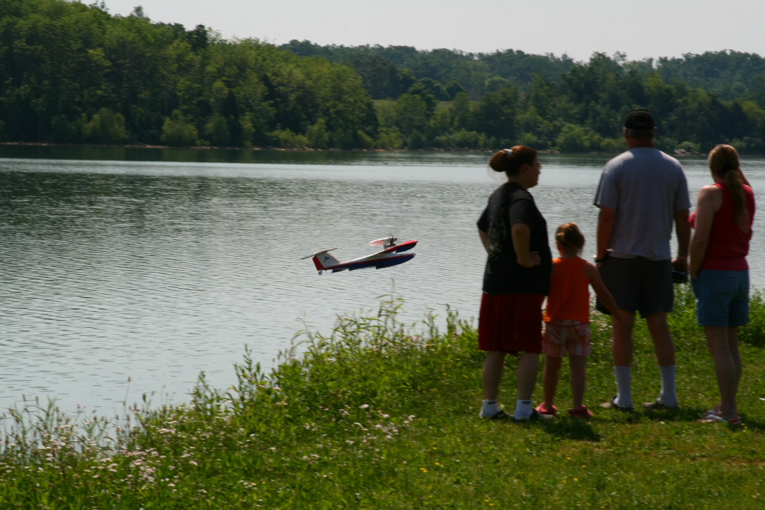 float-fly-20090060
