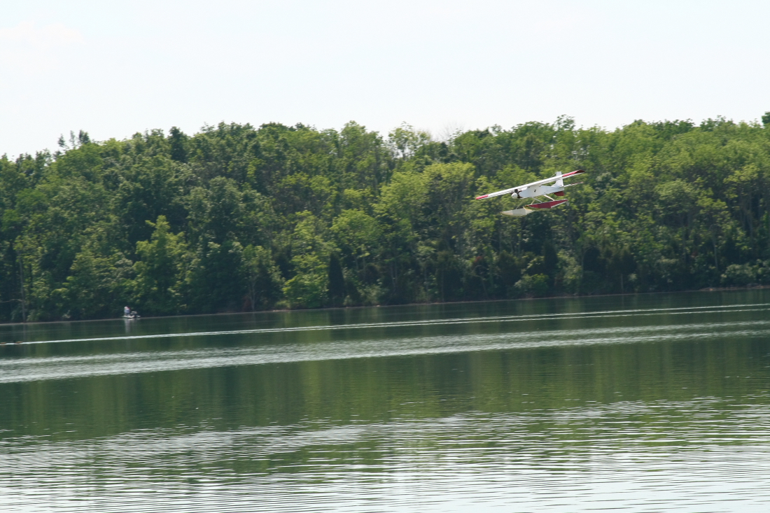 float-fly-20090080