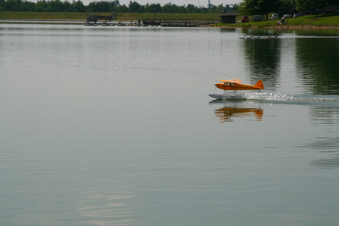 float-fly-20090085