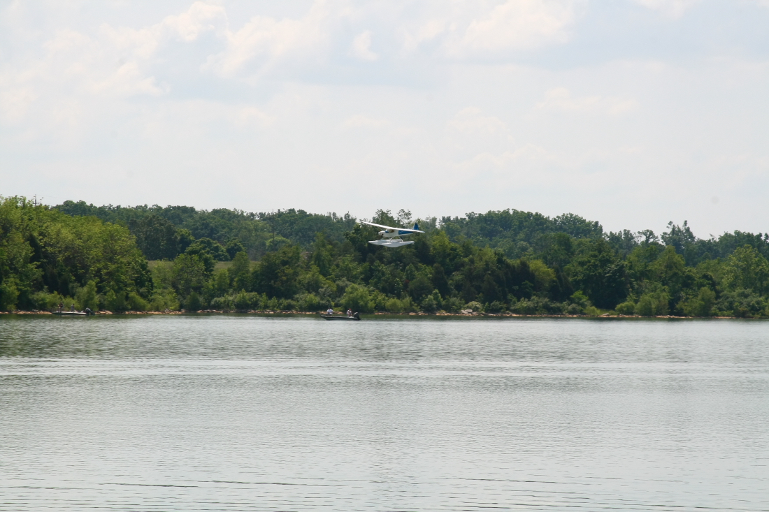 float-fly-20090136